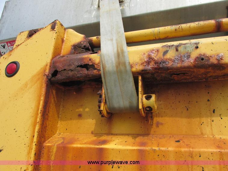 image for item E7287 1999 International 4900 dump truck