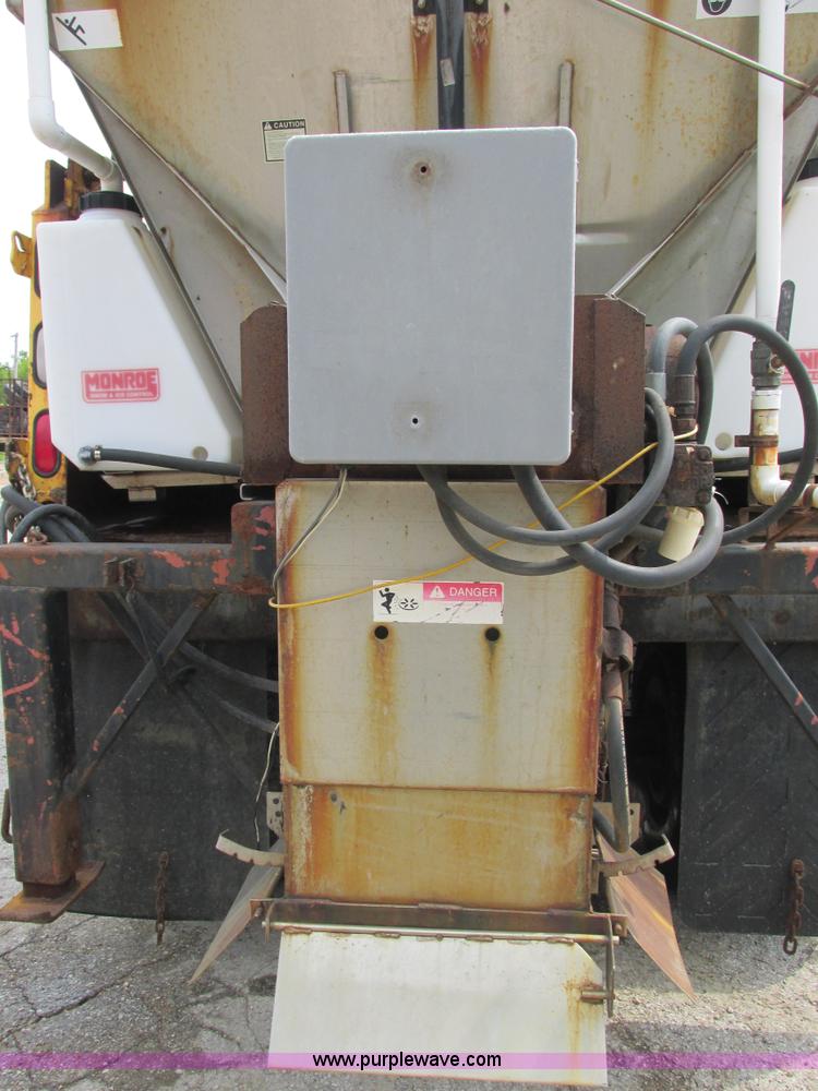 image for item E7287 1999 International 4900 dump truck