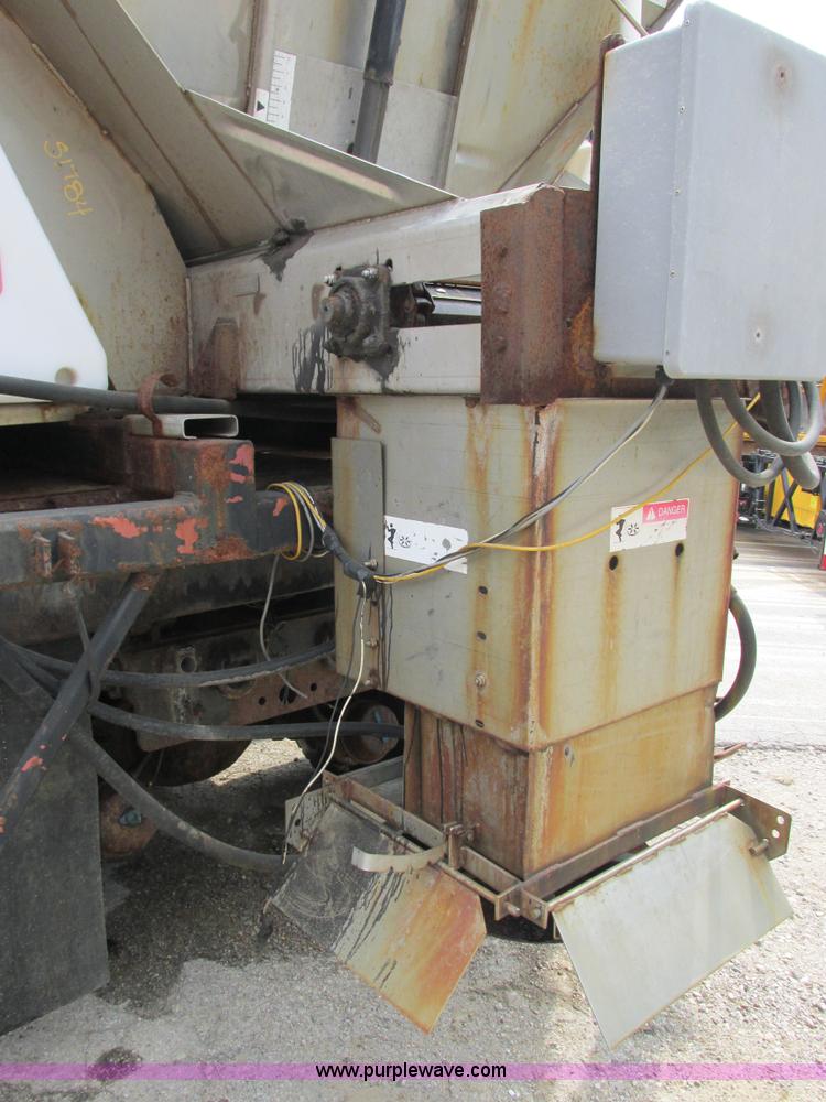 image for item E7287 1999 International 4900 dump truck