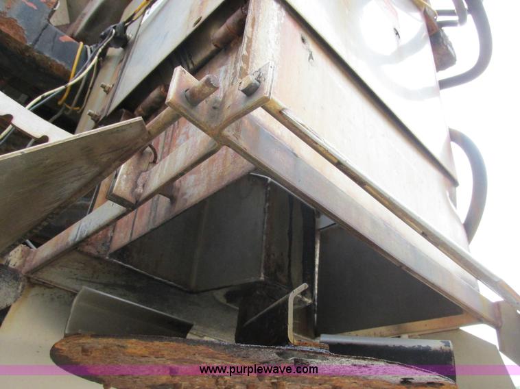 image for item E7287 1999 International 4900 dump truck