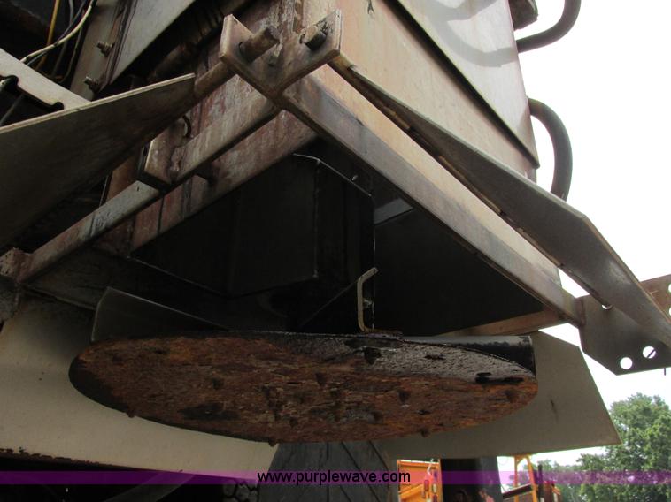 image for item E7287 1999 International 4900 dump truck