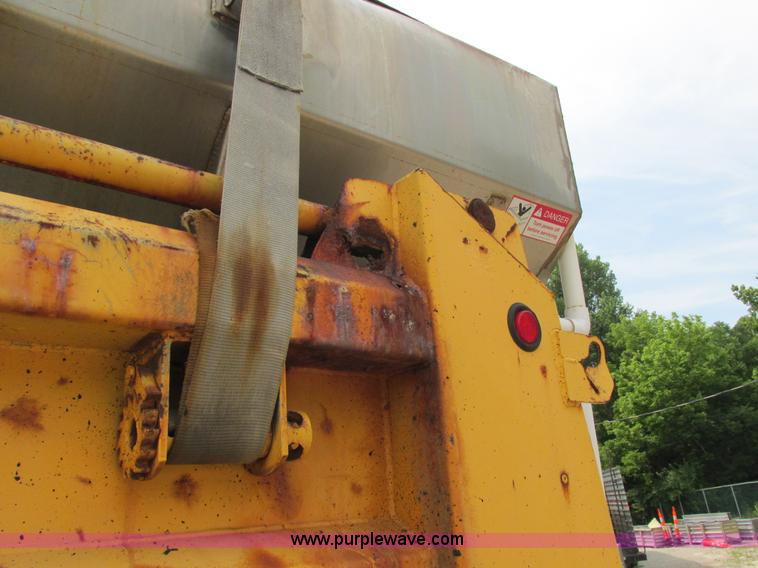 image for item E7287 1999 International 4900 dump truck