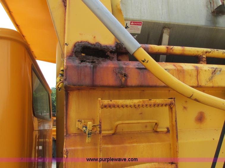 image for item E7287 1999 International 4900 dump truck