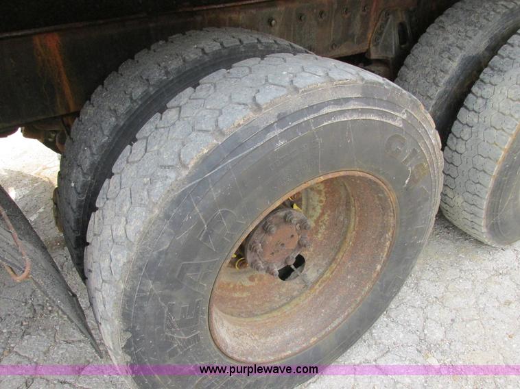 image for item E7287 1999 International 4900 dump truck