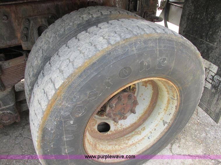 image for item E7287 1999 International 4900 dump truck