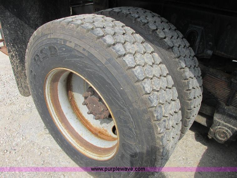 image for item E7287 1999 International 4900 dump truck