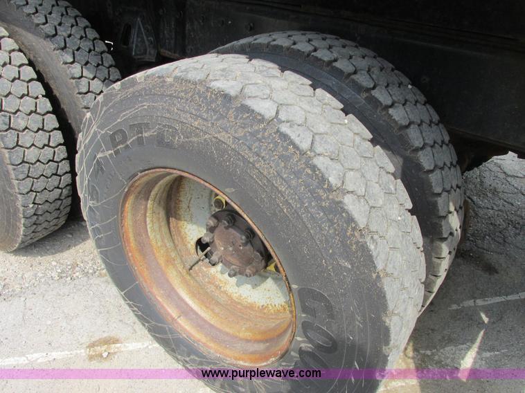 image for item E7287 1999 International 4900 dump truck