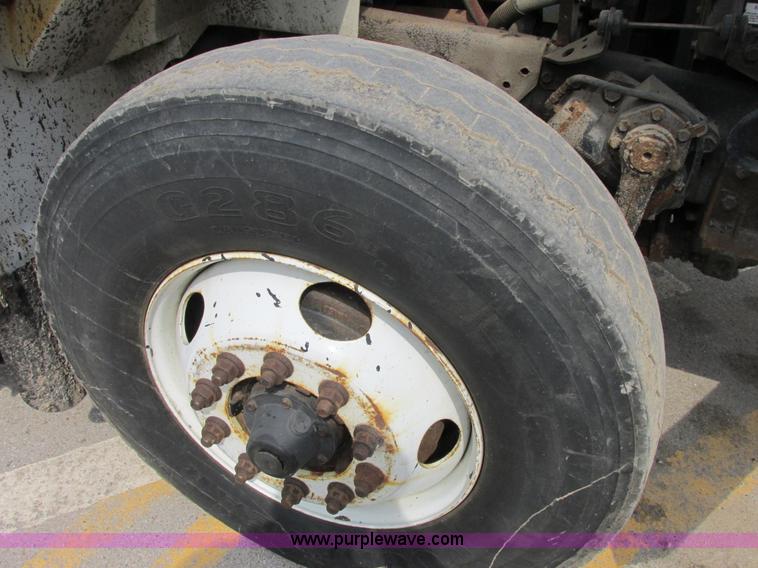 image for item E7287 1999 International 4900 dump truck