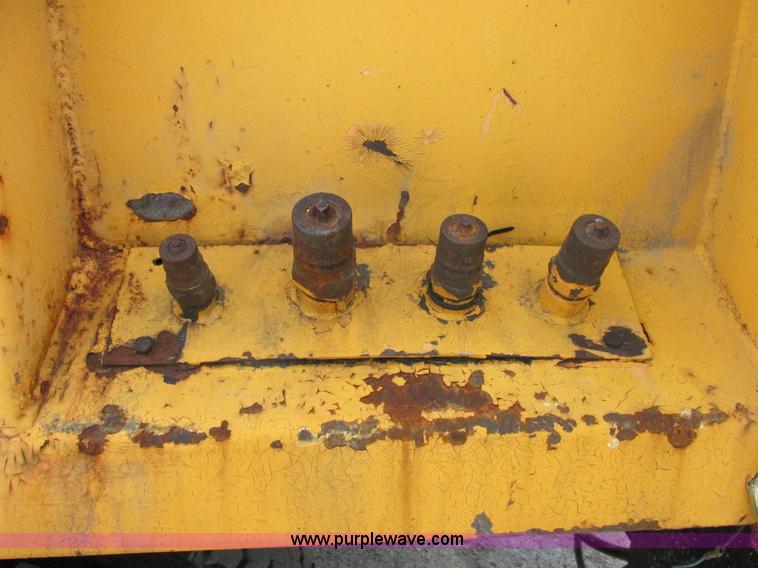 image for item E7288 1997 International 4900 dump truck