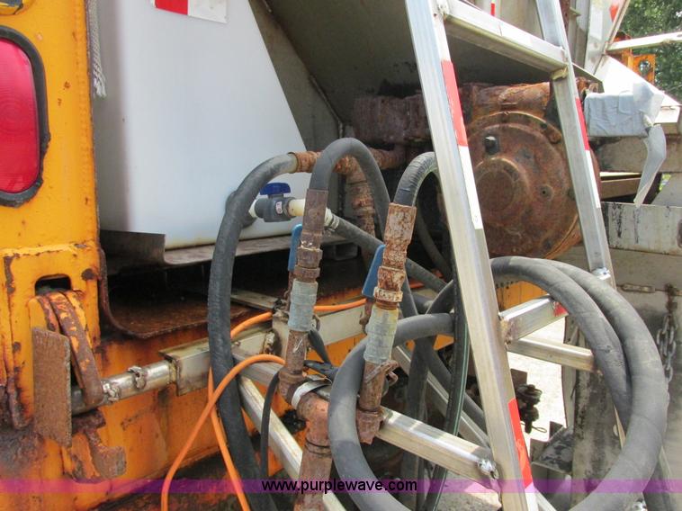 image for item E7288 1997 International 4900 dump truck