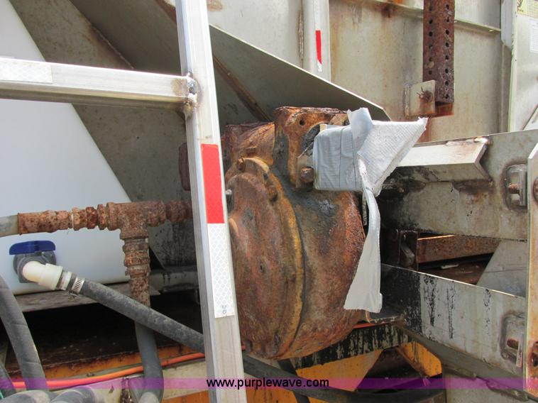 image for item E7288 1997 International 4900 dump truck