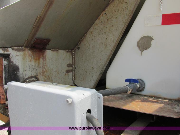 image for item E7288 1997 International 4900 dump truck