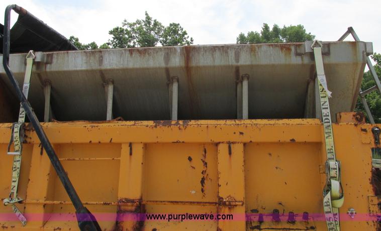 image for item E7288 1997 International 4900 dump truck