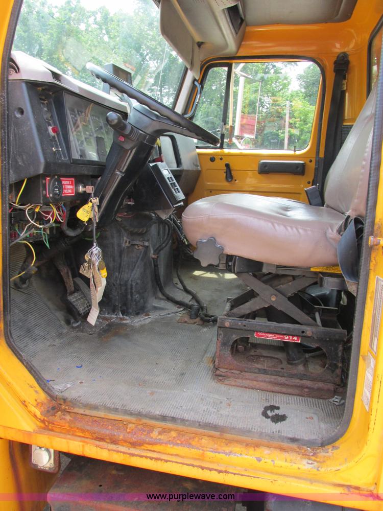 image for item E7288 1997 International 4900 dump truck