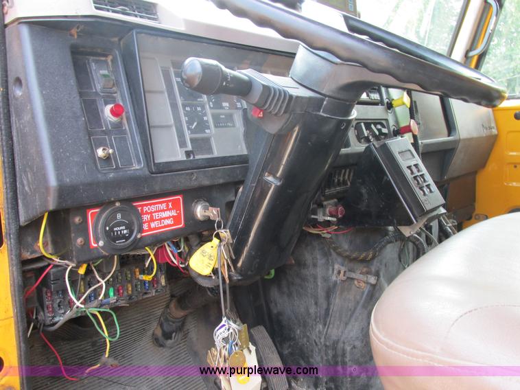 image for item E7288 1997 International 4900 dump truck