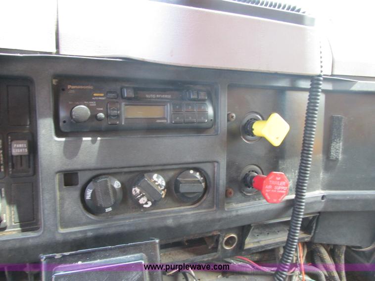 image for item E7288 1997 International 4900 dump truck