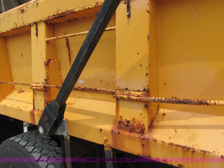 image for item E7288 1997 International 4900 dump truck