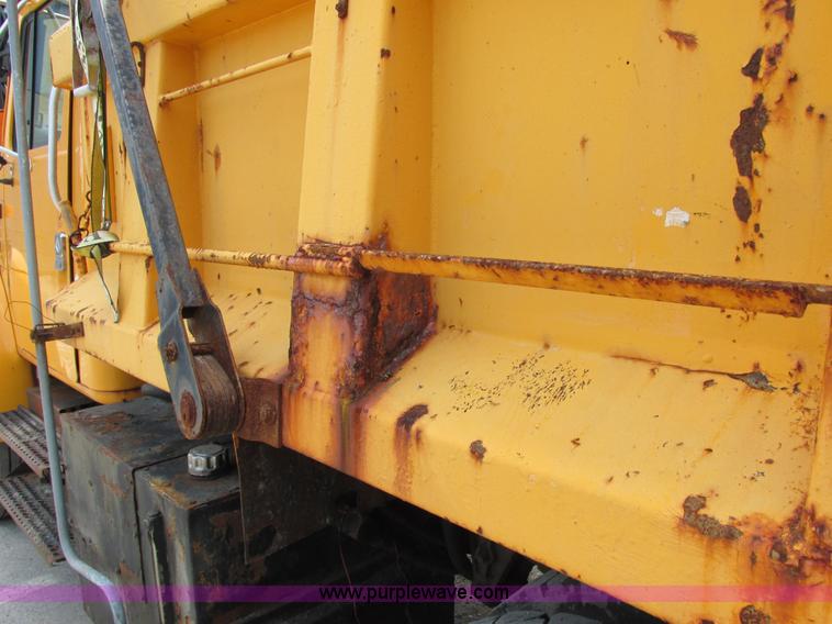 image for item E7288 1997 International 4900 dump truck