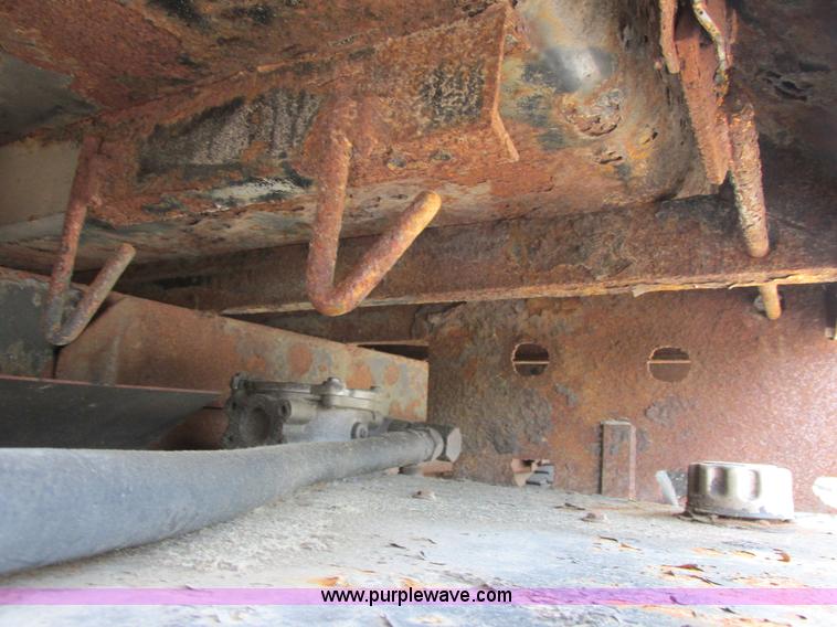 image for item E7288 1997 International 4900 dump truck