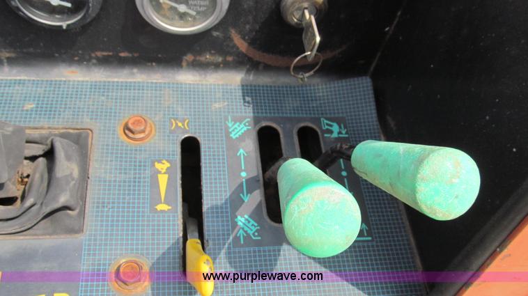 image for item G2035 2000 Ditch Witch 410SXD vibratory plow