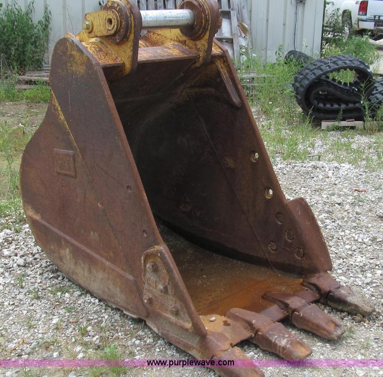 image for item G2036 Caterpillar 36" four tooth excavator bucket