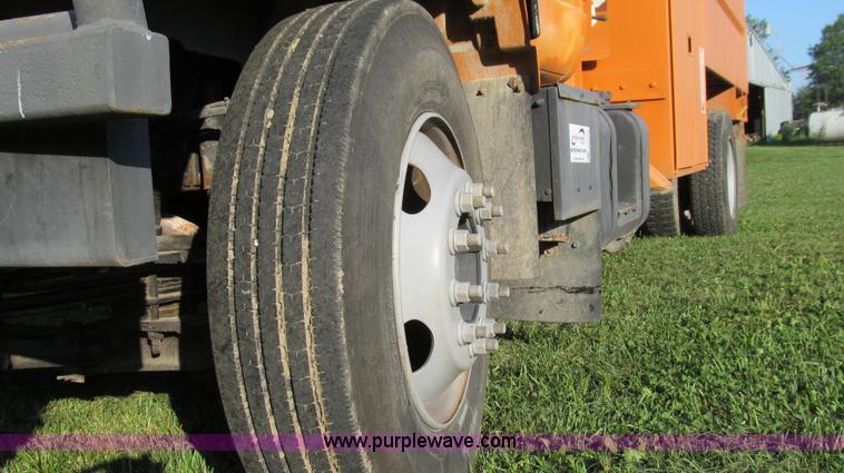 image for item G2038 1999 GMC C7500 bucket/tree trimming truck