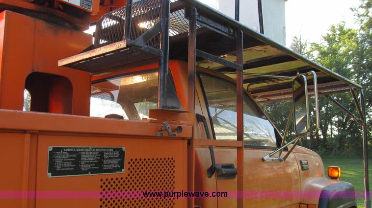 image for item G2038 1999 GMC C7500 bucket/tree trimming truck