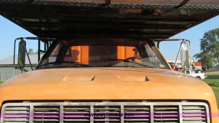 image for item G2038 1999 GMC C7500 bucket/tree trimming truck