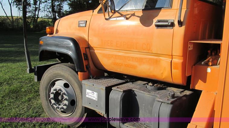 image for item G2038 1999 GMC C7500 bucket/tree trimming truck