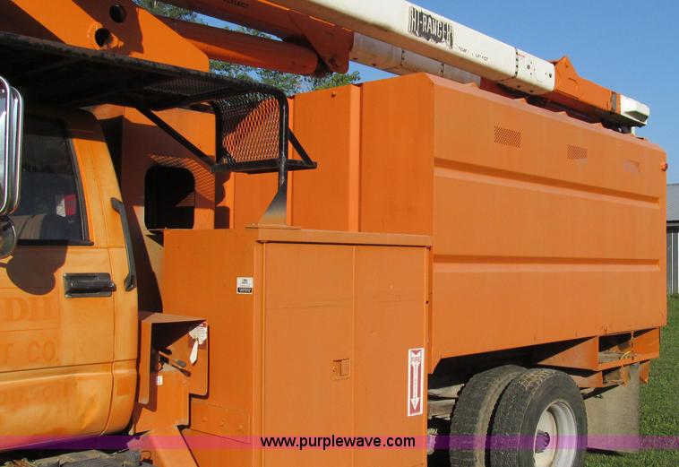 image for item G2038 1999 GMC C7500 bucket/tree trimming truck