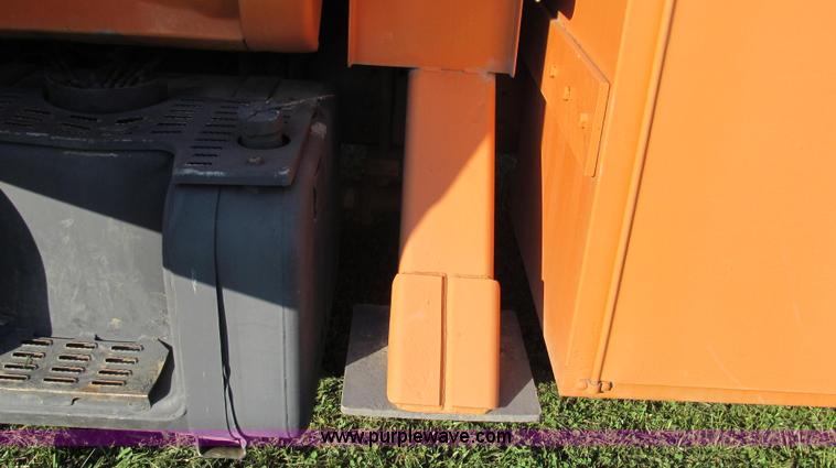 image for item G2038 1999 GMC C7500 bucket/tree trimming truck