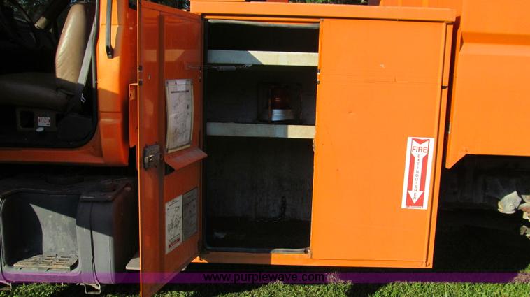 image for item G2038 1999 GMC C7500 bucket/tree trimming truck