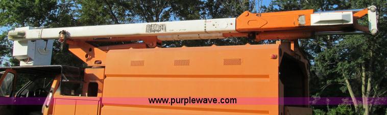 image for item G2038 1999 GMC C7500 bucket/tree trimming truck