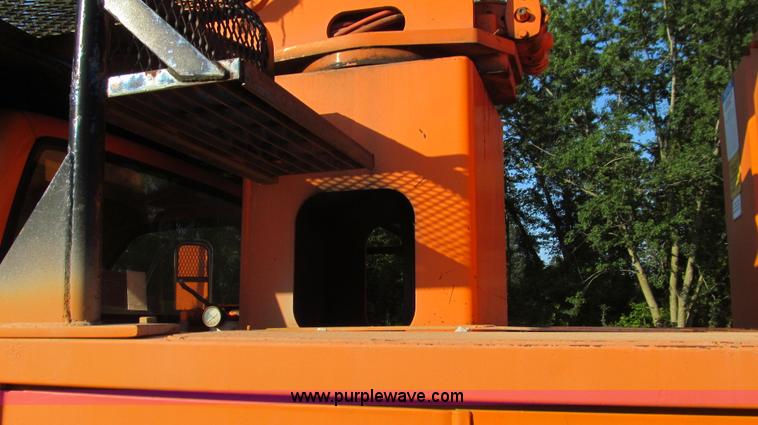 image for item G2038 1999 GMC C7500 bucket/tree trimming truck