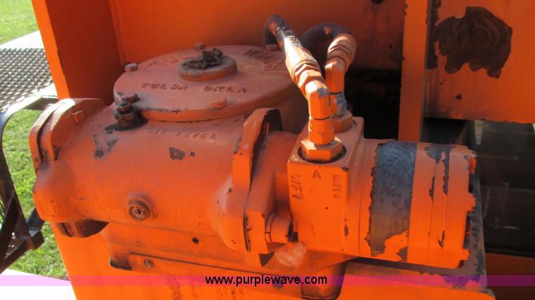 image for item G2038 1999 GMC C7500 bucket/tree trimming truck