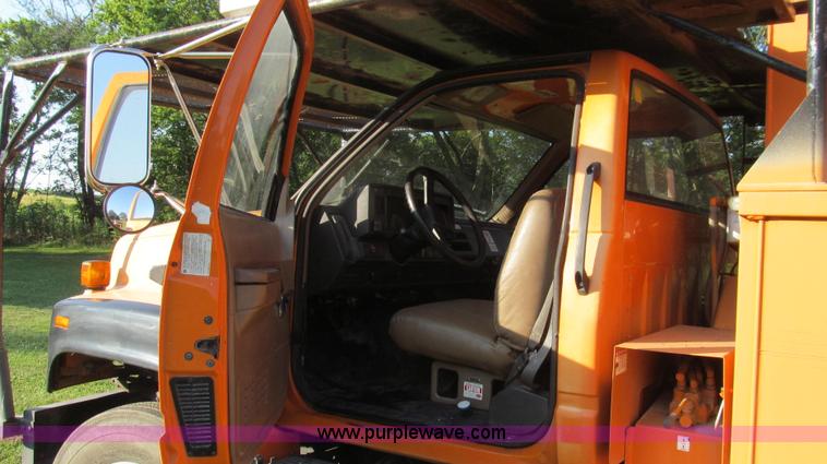 image for item G2038 1999 GMC C7500 bucket/tree trimming truck