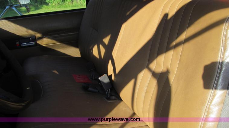 image for item G2038 1999 GMC C7500 bucket/tree trimming truck