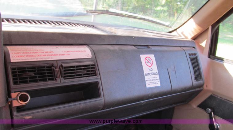 image for item G2038 1999 GMC C7500 bucket/tree trimming truck