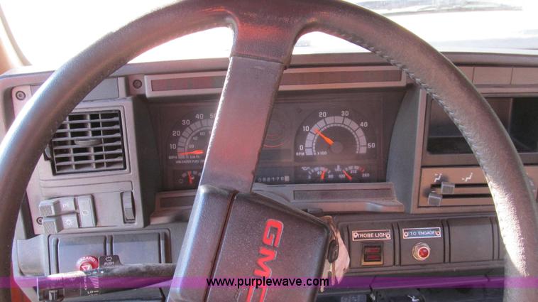 image for item G2038 1999 GMC C7500 bucket/tree trimming truck