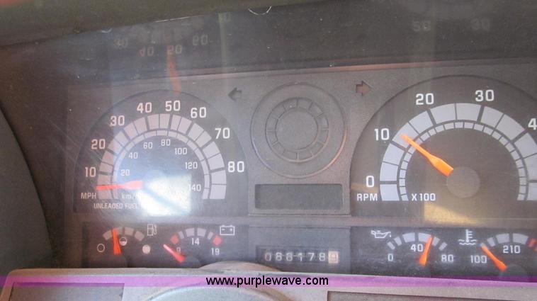 image for item G2038 1999 GMC C7500 bucket/tree trimming truck