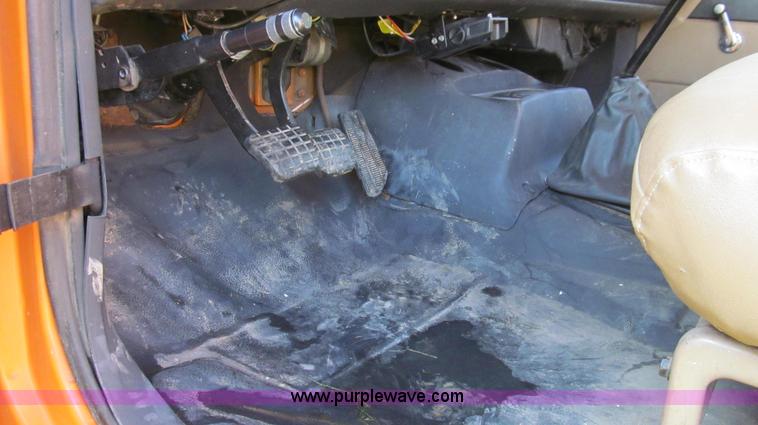 image for item G2038 1999 GMC C7500 bucket/tree trimming truck