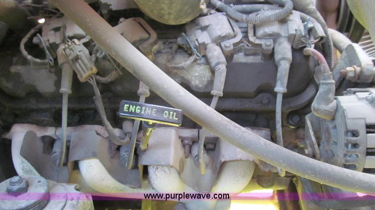 image for item G2038 1999 GMC C7500 bucket/tree trimming truck