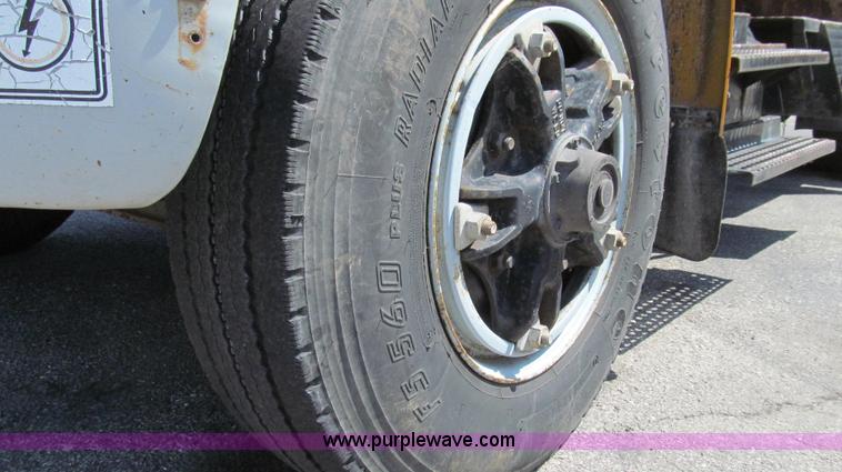 image for item G2047 1996 International 4900 crane truck