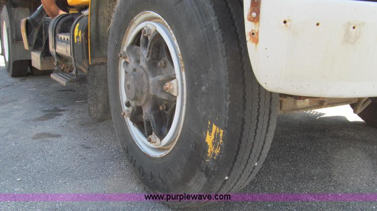 image for item G2047 1996 International 4900 crane truck