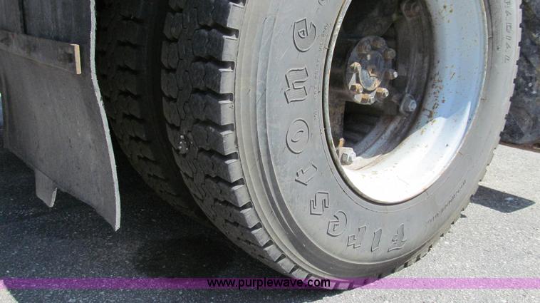 image for item G2047 1996 International 4900 crane truck