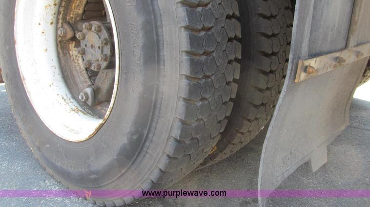 image for item G2047 1996 International 4900 crane truck