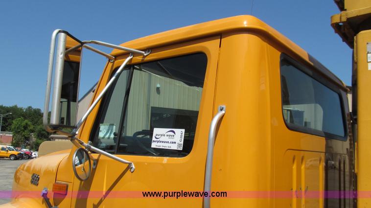 image for item G2047 1996 International 4900 crane truck
