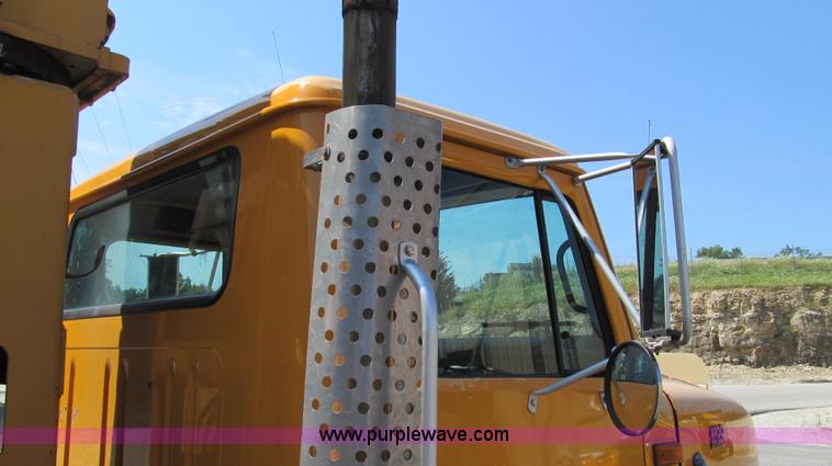 image for item G2047 1996 International 4900 crane truck