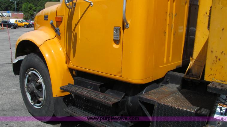 image for item G2047 1996 International 4900 crane truck