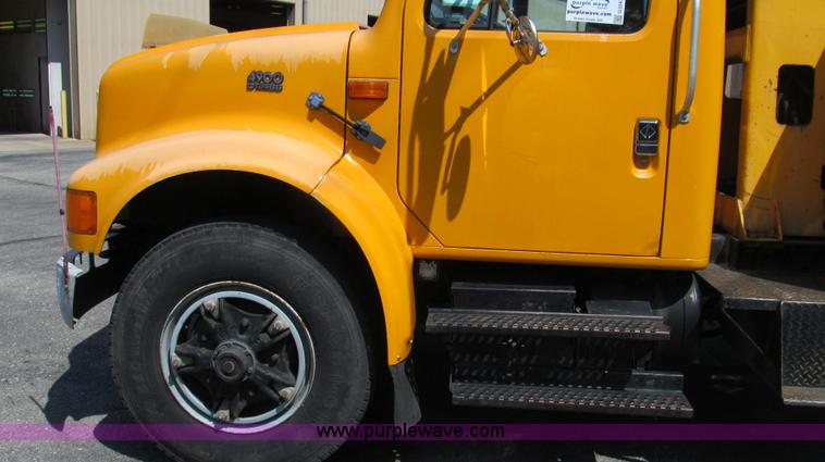 image for item G2047 1996 International 4900 crane truck